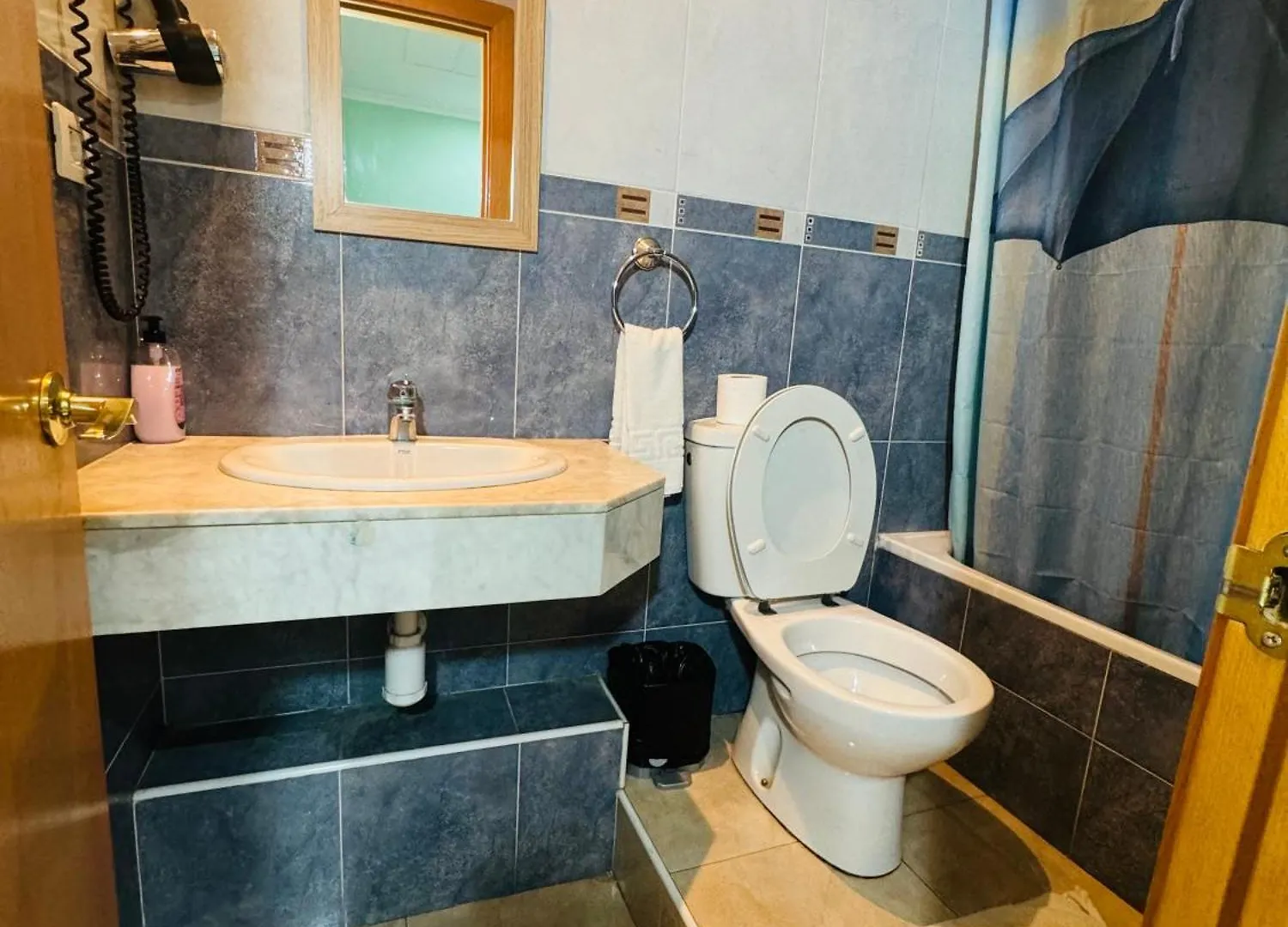 ** Guest house Hostal Mont Thabor Barcelona Spain